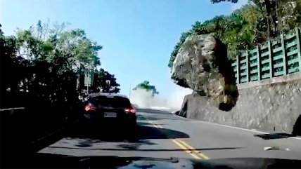   Enorme roca estuvo a nada de matar a conductor durante terremoto en Taiwán 