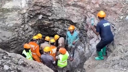   Rescatan con éxito a un niño de dos años atrapado en un pozo en el sur de la India 