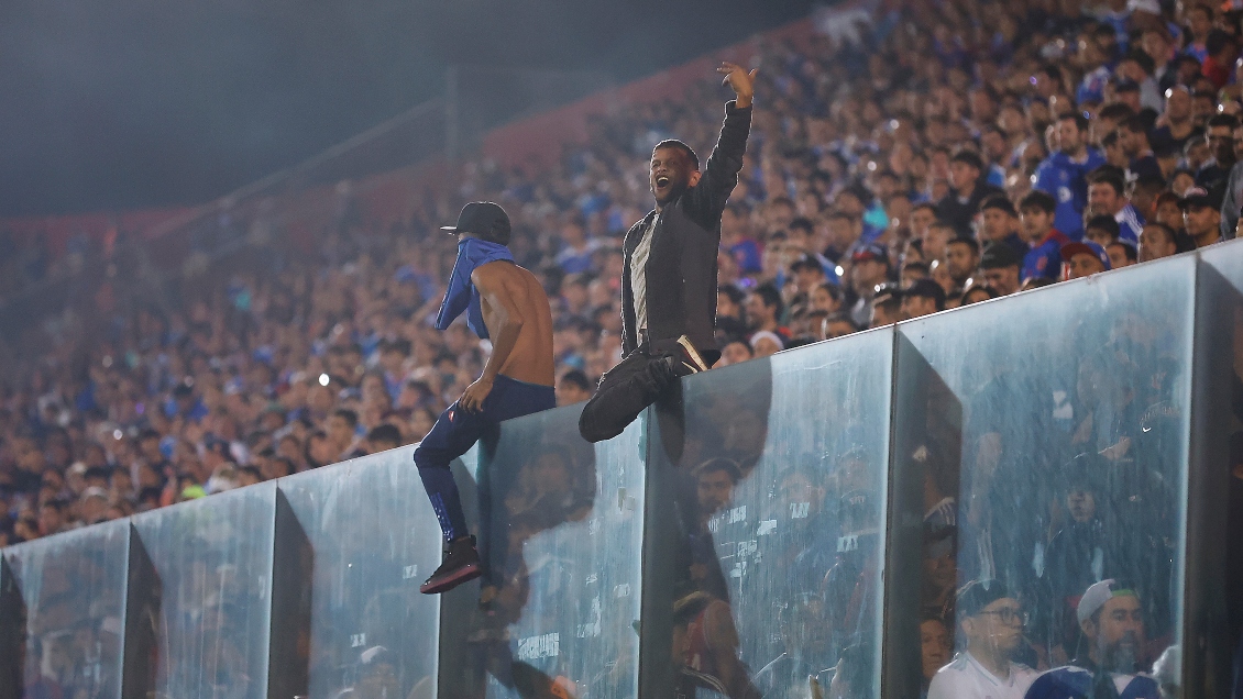 Hinchas de Unión Española denunciaron lanzamiento de proyectiles por parte de forofos de la U