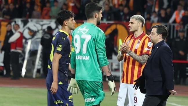 Fenerbahçe jugó final de Supercopa turca con su equipo sub 19 y se retiró al minuto de juego