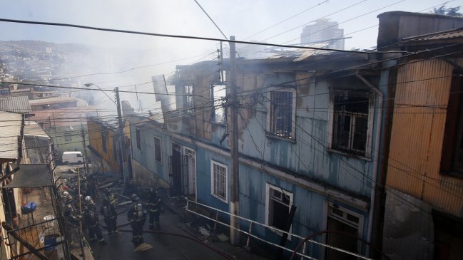 Incendio destruyó vivienda en Valparaíso: Escombros y basura complicaron trabajo de Bomberos