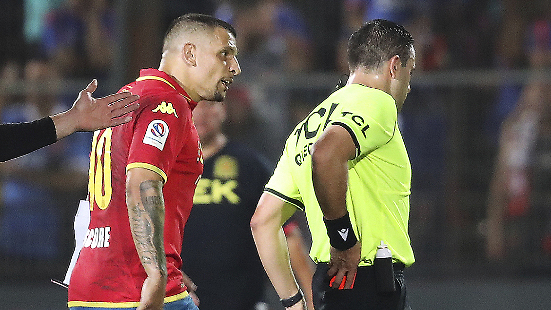 Arbitro Diego Flores denunció a Vecchio: 