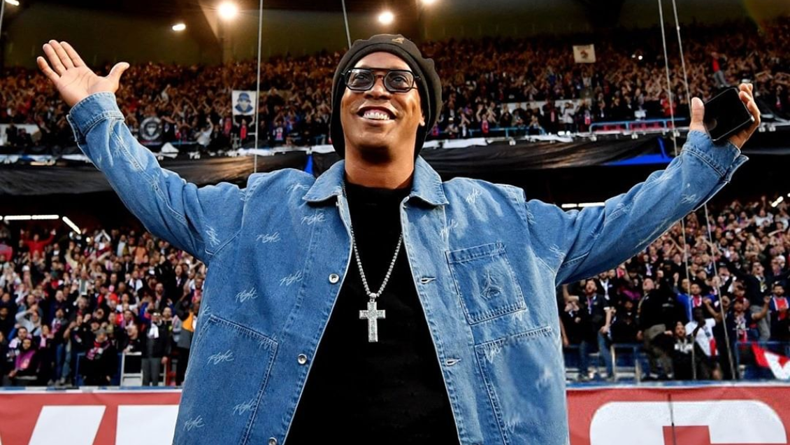 [VIDEO] Ronaldinho fue ovacionado en el partido entre PSG y Barcelona