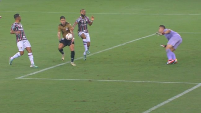 [Video] ¿Estuvo bien anulado? El gol que pudo haber sido el empate para Colo Colo ante Fluminense