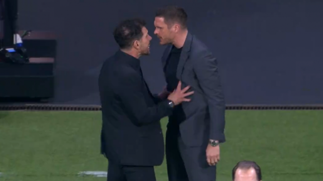 [VIDEO] Simeone tuvo un fuerte encontronazo con el director deportivo de Borussia Dortmund