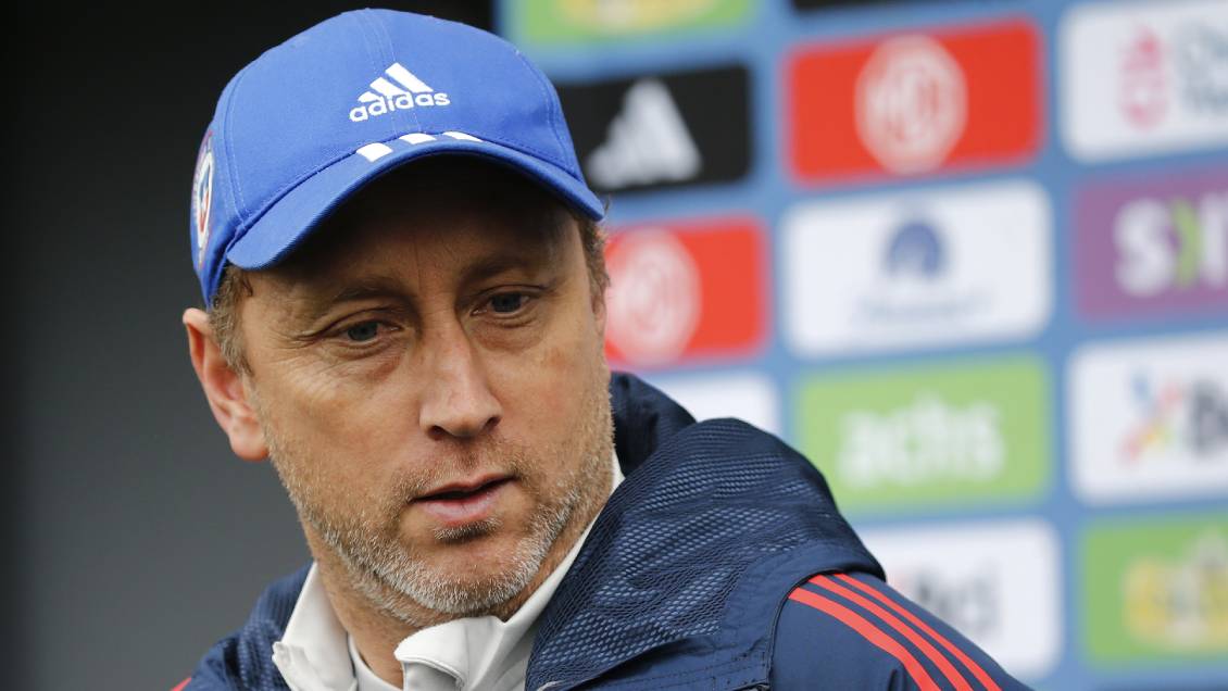 Luis Mena: Me encanta que mis jugadoras estén todo el día viendo fútbol en sus celulares