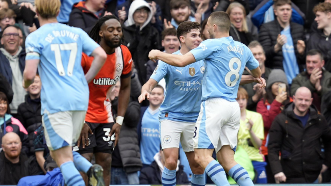 Manchester City aplastó a Luton Town y pasó al frente de la Premier League