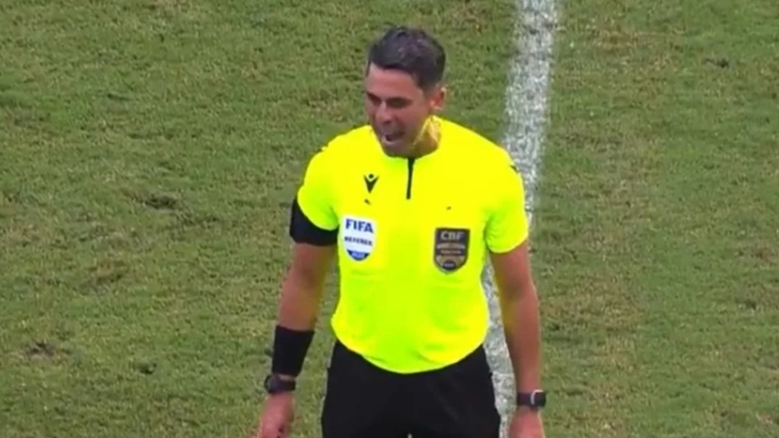Jueces brasileños deben comunicar su decisión VAR por alto parlante a todo el estadio