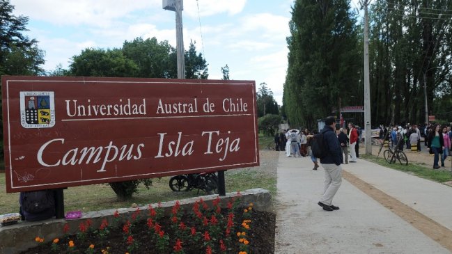 Universidad Austral evalúa el despido de unos 300 docentes