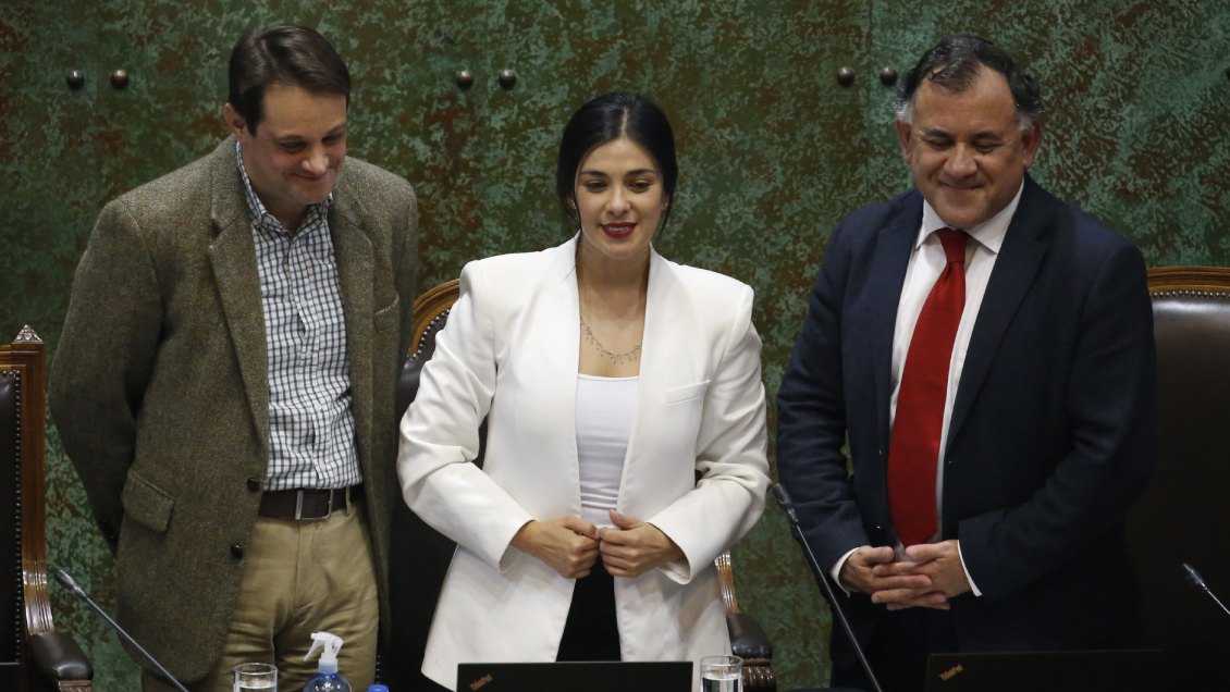 Evangélicos intentarán desbancar a la mesa de Karol Cariola