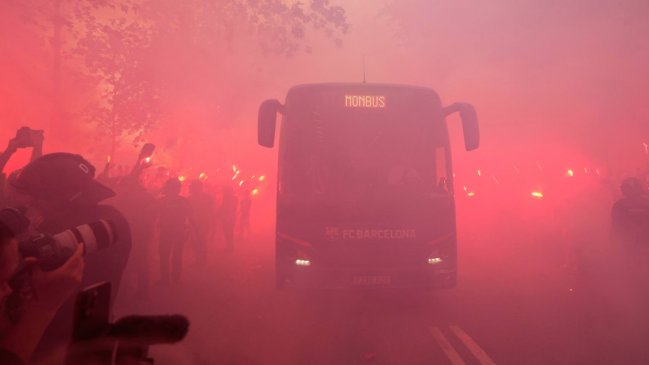   Se equivocaron de bus: Hinchas de FC Barcelona atacaron a sus propios jugadores 