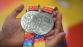Maratón de Santiago presentó sus medallas diseñadas por niños de la Teletón