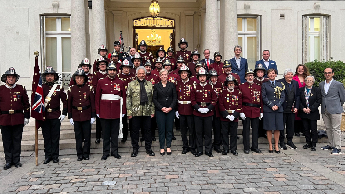Sir Tom Jones se reunió con Bomberos de Chile para destacar su labor
