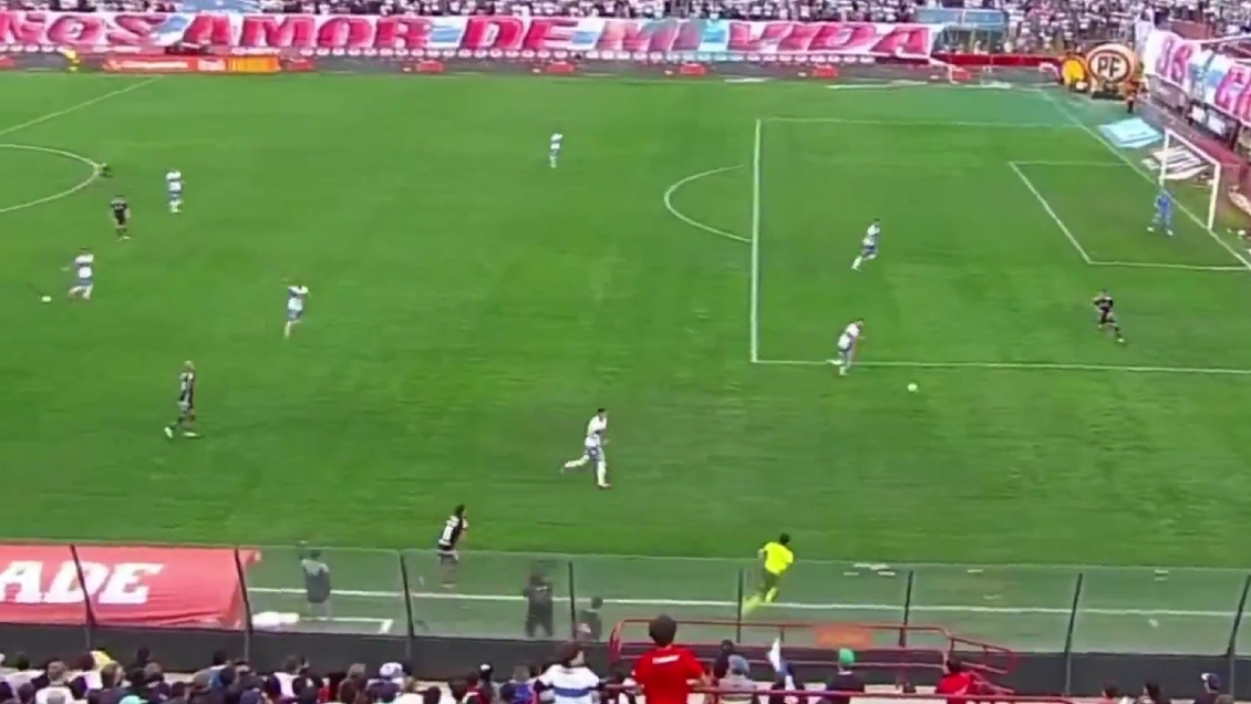 [VIDEO] ¿Por qué reclamaron los jugadores de la UC tras el gol de Arturo Vidal?