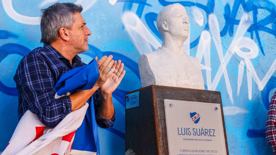 Nacional presentó busto de Luis Suárez en el estadio Gran Parque Central
