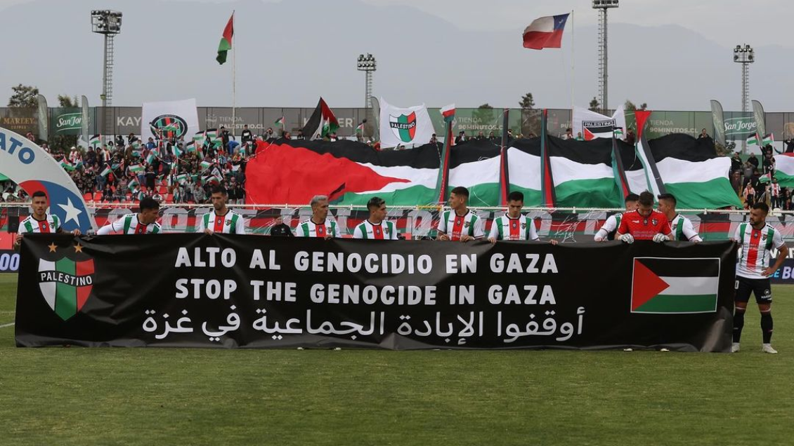 Hinchas de Palestino y la U hicieron un minuto de silencio por las víctimas en Gaza