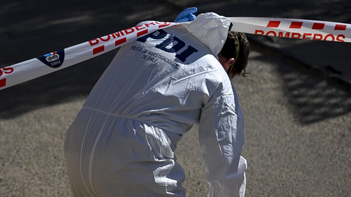 Apareció un cadáver en un canal de regadío en Maipú