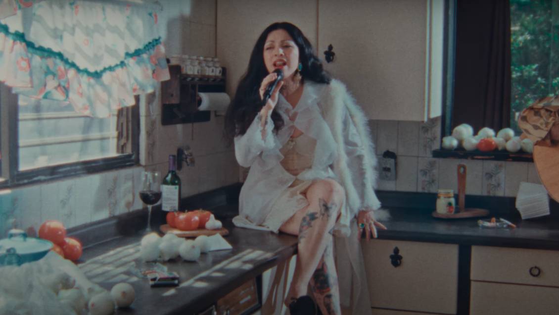 Mon Laferte versiona 