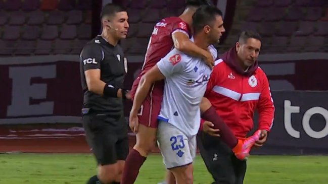   Jugador de Santa Cruz cargó a futbolista lesionado de La Serena por falta de camilla 