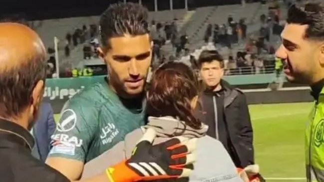 Irán suspendió y multó a arquero de la selección por abrazar a una mujer tras un partido