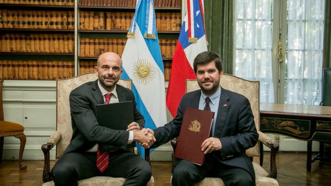 Chile y Argentina acuerdan ampliar su oferta de conectividad aérea