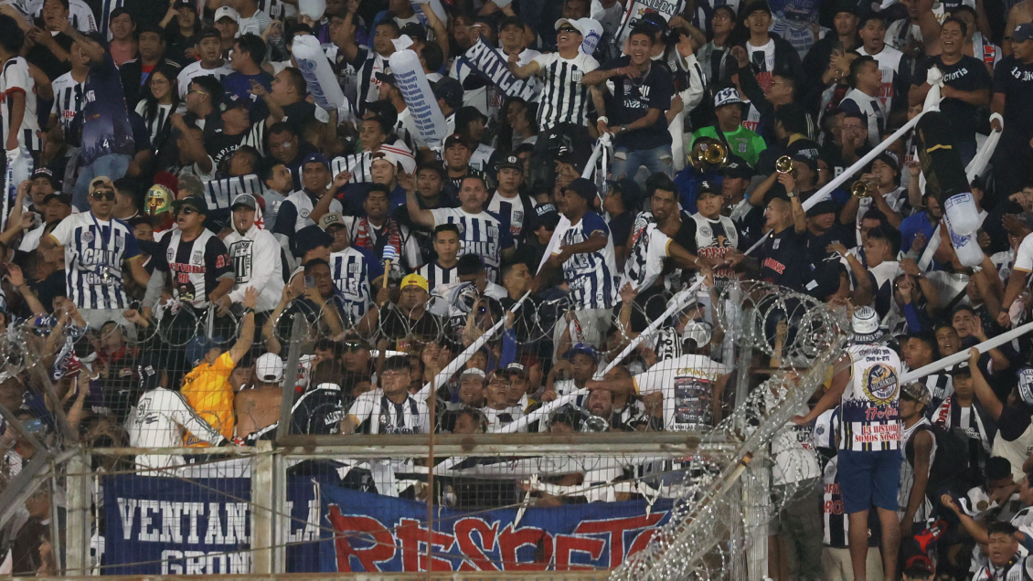 Hinchas de Alianza Lima desplegaron lienzo contra la 