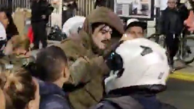 Sujeto que lanzó a perro de un edificio incumplió su arresto domiciliario y recibió golpiza