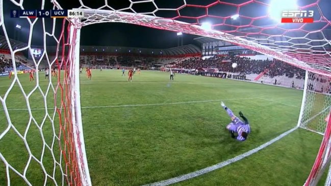 La atajada más curiosa del año: Portero de César Vallejos se lució en Sudamericana