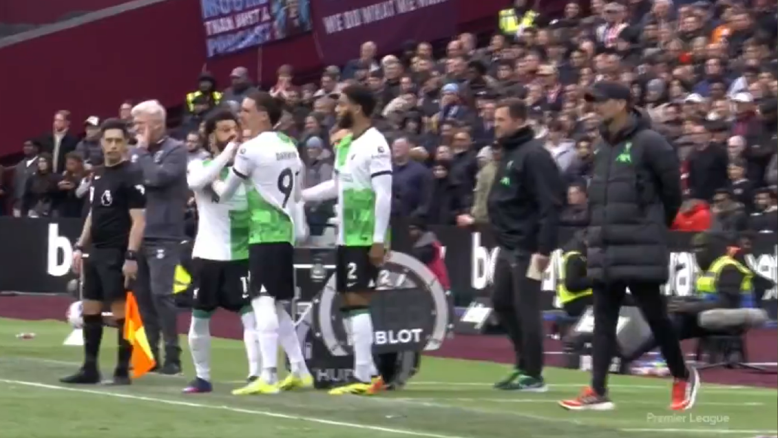 [VIDEO] El tenso encontronazo de Salah y Klopp en la igualdad que complicó a Liverpool