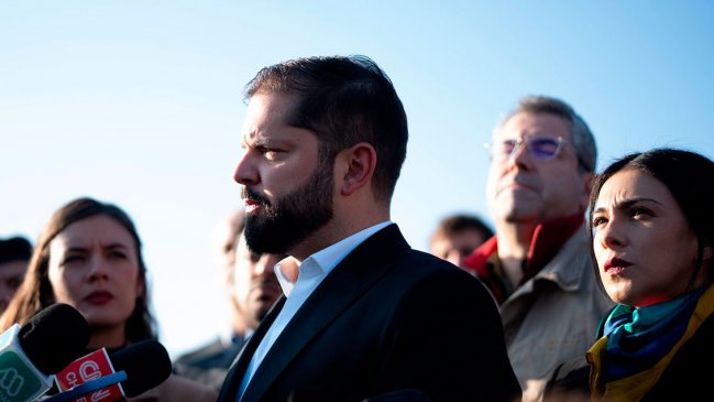 Presidente Boric no descarta convocar al Cosena por crimen de carabineros