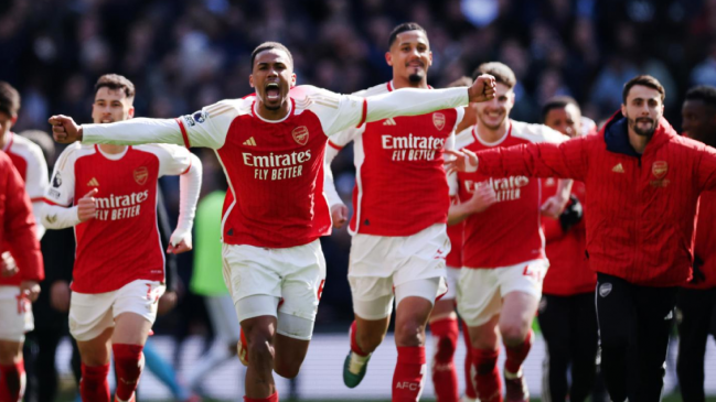 Arsenal mantuvo el liderato de la Premier con sufrido triunfo sobre Tottenham