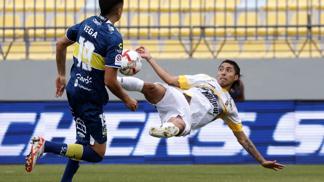 ¿Al Puskas? Luciano Cabral marcó espectacular golazo ante Everton