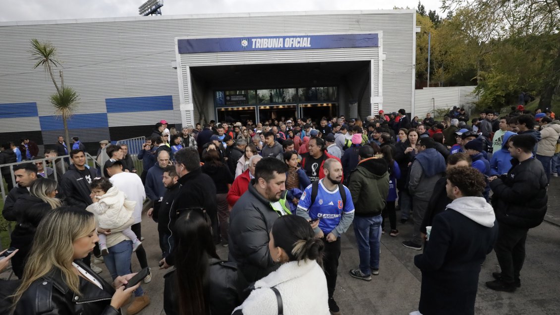 Carabineros inspeccionó las galerías: Duelo de Huachipato y la U se reanudó tras aviso de bomba