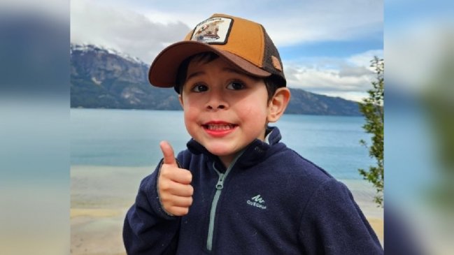 Madre de niño que necesita medicamento de 3.500 millones de pesos camina de Ancud a Santiago