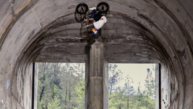 Rompio Injection Ciclista griego rompió récord con impresionante loop vertical ...