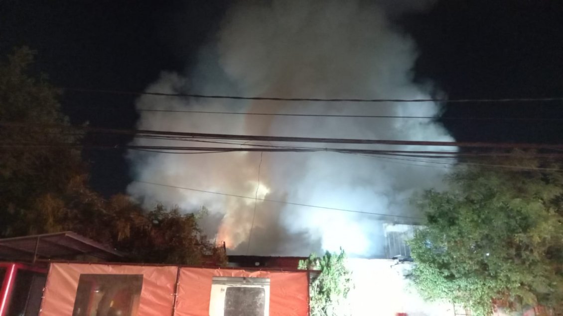 Una persona grave y dos viviendas destruidas dejó un incendio en Estación Central