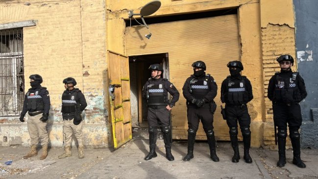 Municipio de Santiago desalojó tres viviendas tomadas en el Barrio Yungay