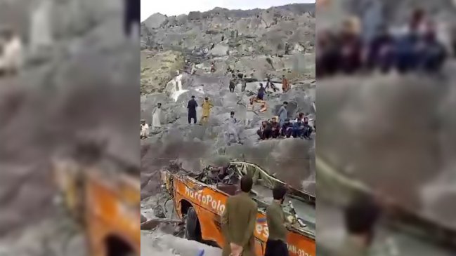 Al menos 20 muertos tras caer un bus por un barranco en Pakistán