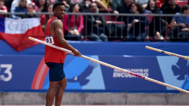 Federación Atlética se defendió en complicación que vivió Santiago Ford con sus garrochas