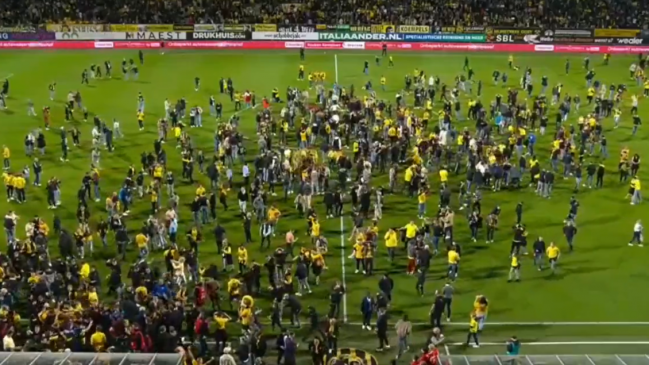 Falsa alarma: Hinchas invadieron la cancha para festejar un ascenso que no lograron