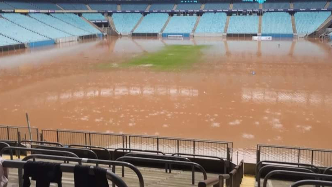 Inundaciones en Porto Alegre sumergieron el campo de juego en el Estadio de Gremio