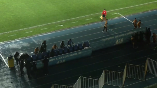 [VIDEO] El viento derribó la banca de suplentes en el Fernández Vial-General Velásquez