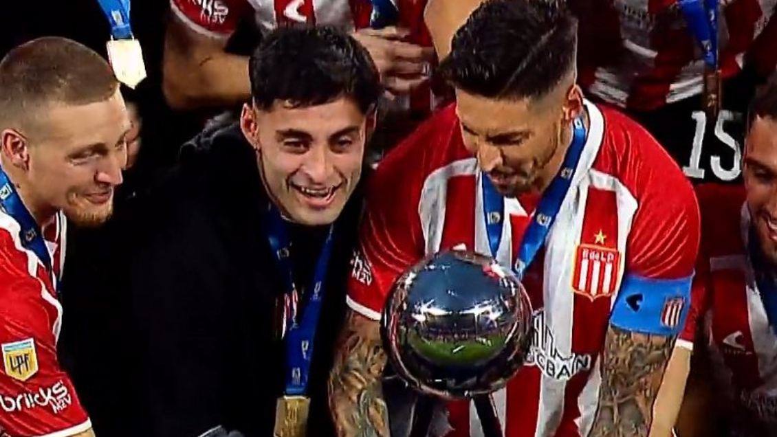 [VIDEO] Gran gesto de sus compañeros: Javier Altamirano alzó la Copa de la Liga Profesional