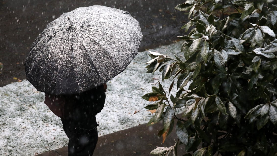Sistema frontal mantiene a más de 225 mil clientes sin luz en la capital