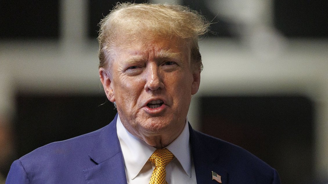 Actriz porno testificó, en juicio penal, que tuvo sexo con Trump sin condón