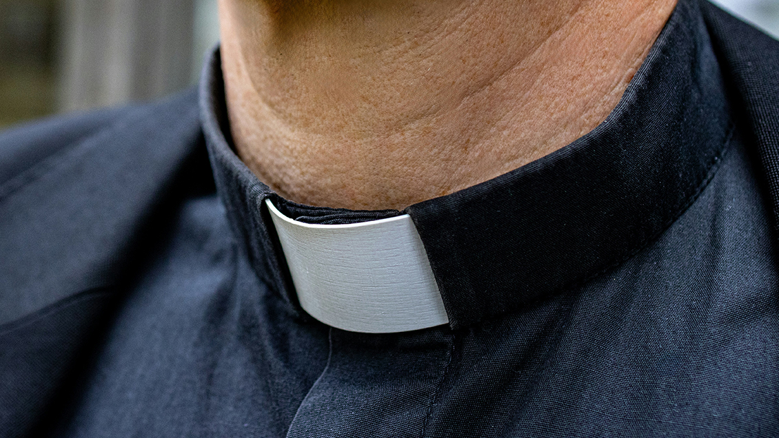 Sacerdote fue expulsado por abuso sexual durante ritos de sanación y exorcismo