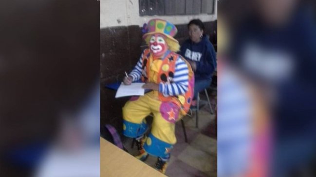 Estudiante no alcanzó a cambiarse y rindió examen vestido de payaso