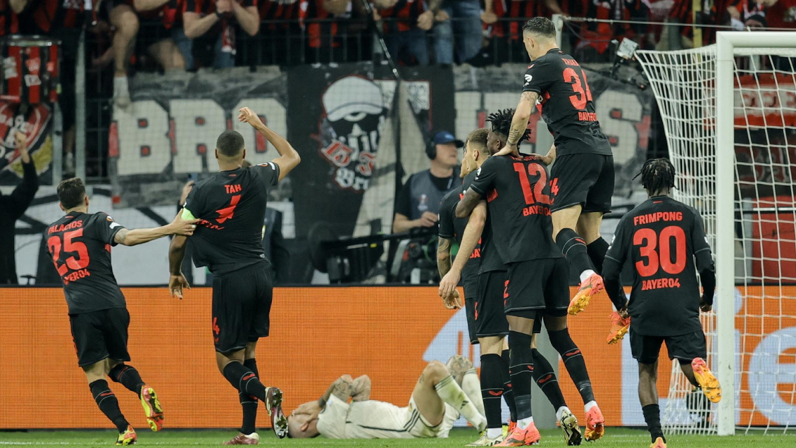 Bayer Leverkusen extendió su impresionante invicto y avanzó en Europa League a costa de AS Roma
