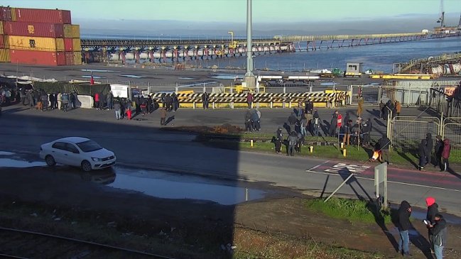 Paro en puerto de Coronel sigue sin solución y acercamientos