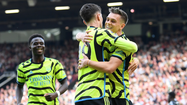 Arsenal batió a Manchester United en la penúltima fecha para mantenerse rumbo al título